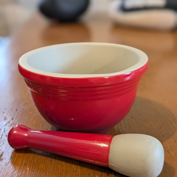 Le Creuset Red Stoneware Mortar and Pestle . 3L/100z - Picture 2 of 4